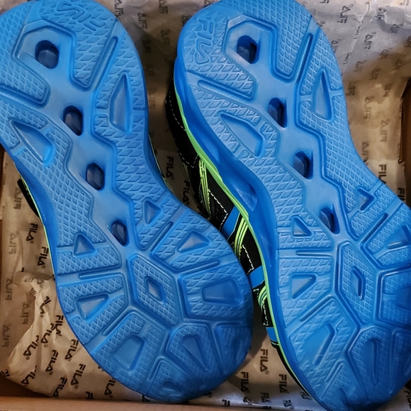 Kids Fila shoes - Picture 3 of 3